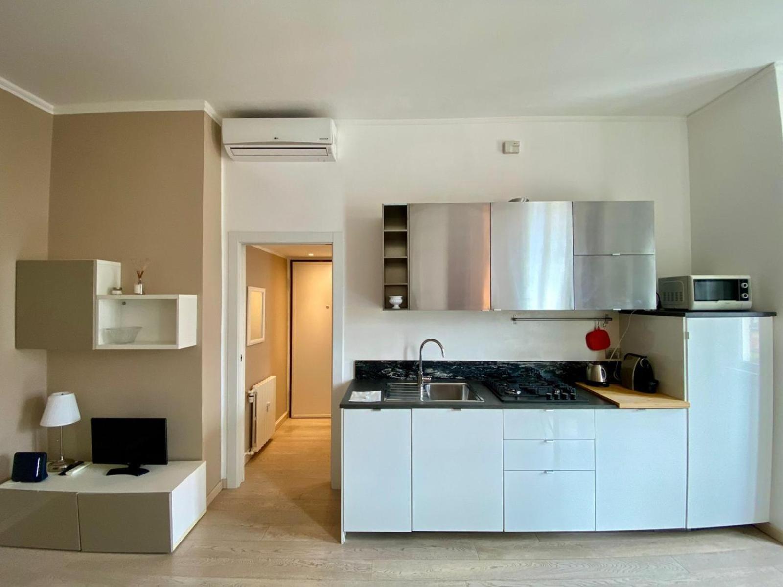 Piazzale Susa Bright Flat Con Veranda Milan Bagian luar foto
