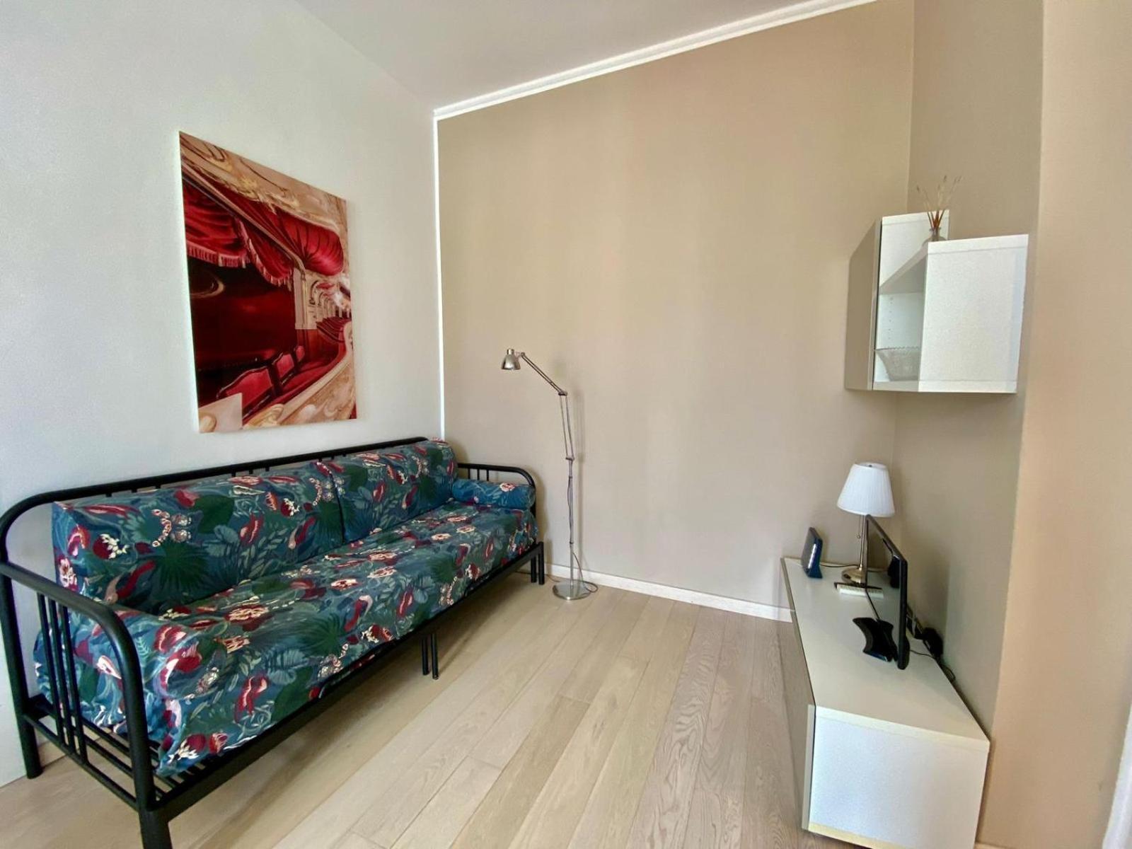 Piazzale Susa Bright Flat Con Veranda Milan Bagian luar foto